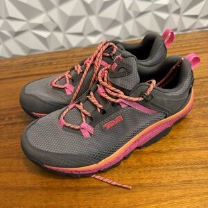 Teva Charcoal and Coral Trail Shoes Size 7.5 BRAND NEW!!